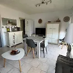 Appartement Premiere Ligne De Mer Avec Piscine