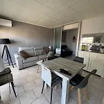 Appartement Premiere Ligne De Mer Avec Piscine