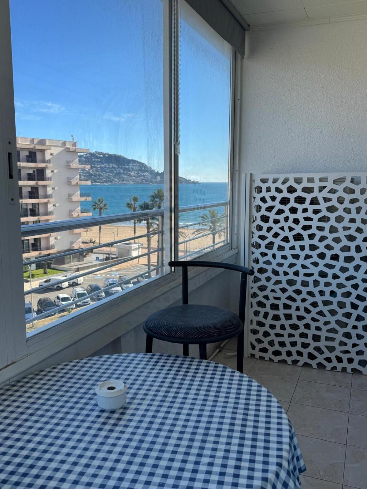 Premiere Ligne De Avec Piscine Apartment Roses
